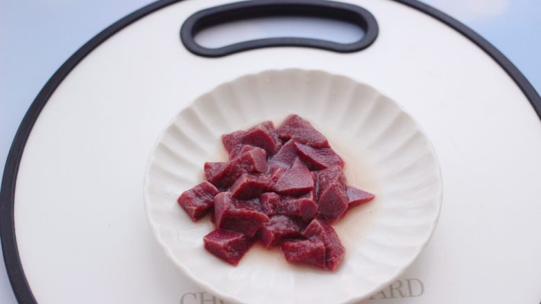 西兰花猪肝粥（宝宝辅食）,把猪肝和调料混合拌匀后，腌制30分钟。