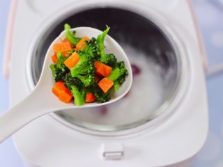 西兰花猪肝粥（宝宝辅食）,剩下10分钟的时候，放入焯水后的胡萝卜和西兰花。