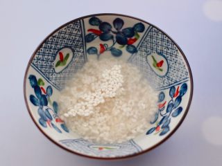 西兰花猪肝粥（宝宝辅食）,大米和糯米洗净后，用清水浸泡半小时。