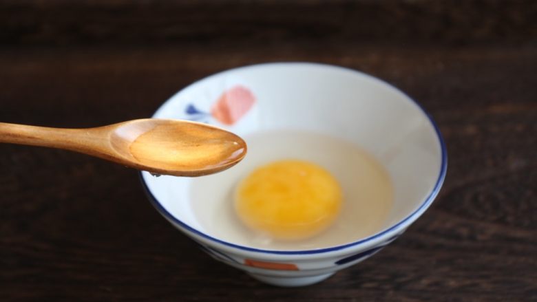 鹅蛋羹～孕妇餐,鹅蛋磕入碗中，放入1小勺的白糯米酒。