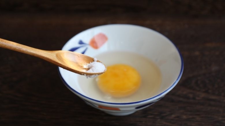 鹅蛋羹～孕妇餐,放入少许的、约1g的盐（依个人口味）。