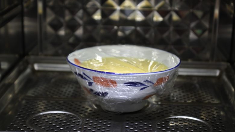 鹅蛋羹～孕妇餐,用耐高温的保鲜膜将鹅蛋液碗包裹上，用牙签戳几个眼，以便透气，加快熟的速度。
放入蒸锅里，上气后中火蒸10分钟，关火，焖2分钟。