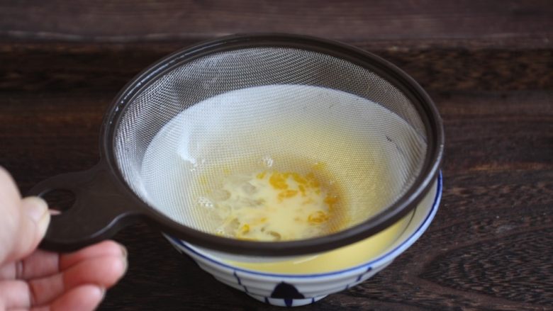 鹅蛋羹～孕妇餐,用滗网过滤两次鹅蛋液，将鹅蛋的筋膜过滤出去。