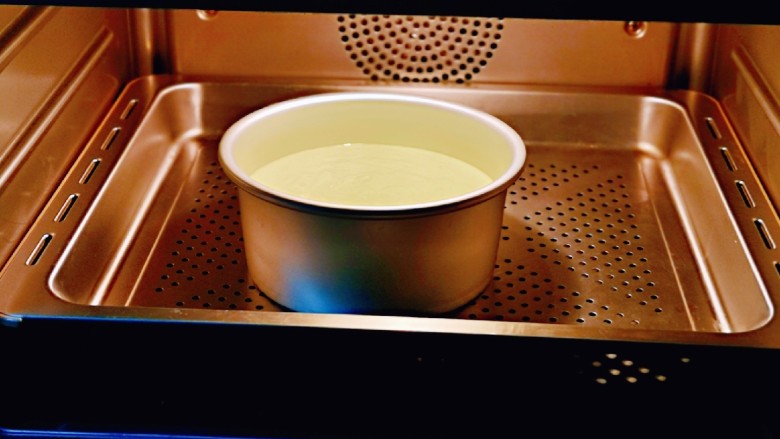 翡翠米发糕,入蒸箱35度发酵1小时。