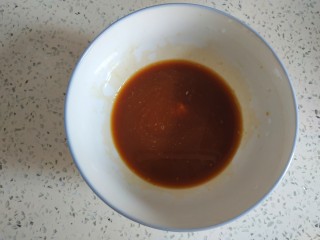 木耳炒肉片,小碗中放入两勺生抽，一勺醋，适量淀粉 适量清水调匀