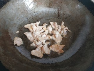 木耳炒肉片,锅中放入适量植物油烧热，放入肉片炒至变白，盛出待用