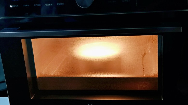 翡翠米发糕,发酵好的面糊明显长高，100度蒸20-25分钟，焖5分钟。(我用的6寸蛋糕模具，所以时间需要长一点)