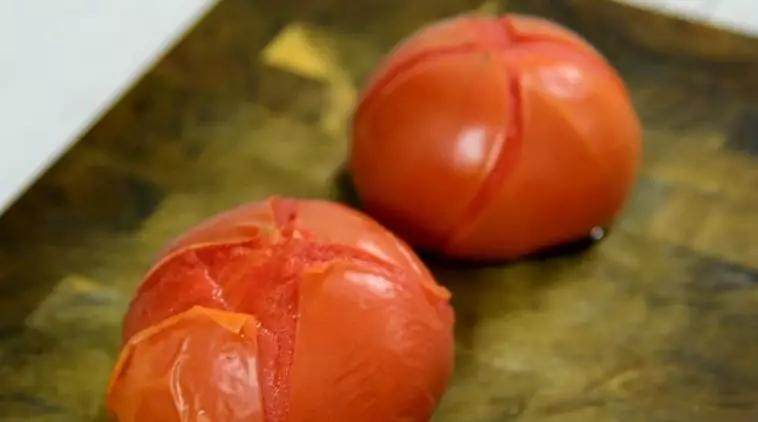 文火慢炖 汤鲜 肉酥 酸甜爽口的番茄排骨汤做法是这么简单,番茄划十字刀，用开水汤一下，撕去表皮