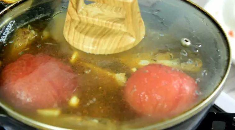 文火慢炖 汤鲜 肉酥 酸甜爽口的番茄排骨汤做法是这么简单,大火煮开，转小火炖1小时