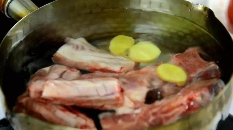 文火慢炖 汤鲜 肉酥 酸甜爽口的番茄排骨汤做法是这么简单,排骨冷水下锅，加入姜片，焯水捞出