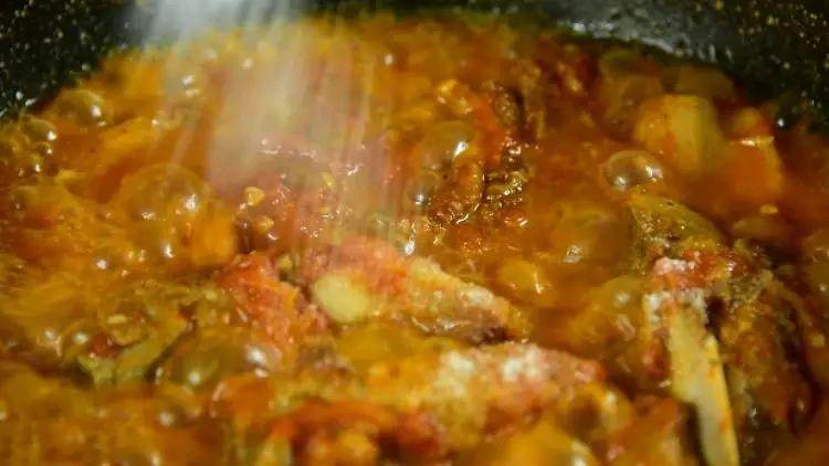 文火慢炖 汤鲜 肉酥 酸甜爽口的番茄排骨汤做法是这么简单,出锅前撒入盐调味即可