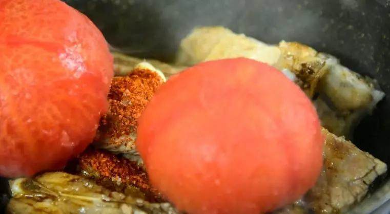 文火慢炖 汤鲜 肉酥 酸甜爽口的番茄排骨汤做法是这么简单,起油锅，将排骨小火煎至四周焦黄，倒入蒜、辣椒粉、冰糖、生抽、番茄、清水
