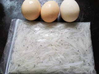银鱼炒鸡蛋,准备好所用食材：银鱼一包，鸡蛋三个