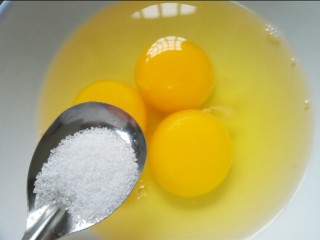 银鱼炒鸡蛋,加入一勺盐调味