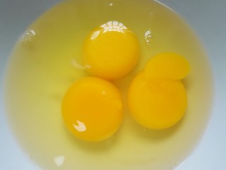 银鱼炒鸡蛋,将三个鸡蛋打入碗中