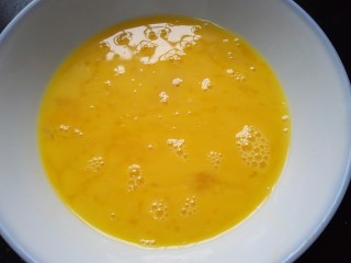 银鱼炒鸡蛋,加入适量黄酒将鸡蛋搅打均匀即可