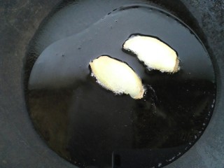 银鱼炒鸡蛋,锅内放油烧热，加入生姜去腥