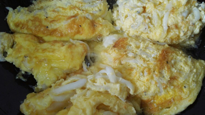 银鱼炒鸡蛋,等鸡蛋液稍微凝固翻一面再煎煎至两面金黄
