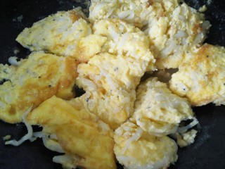 银鱼炒鸡蛋,将银鱼炒蛋分成小块方便食用
