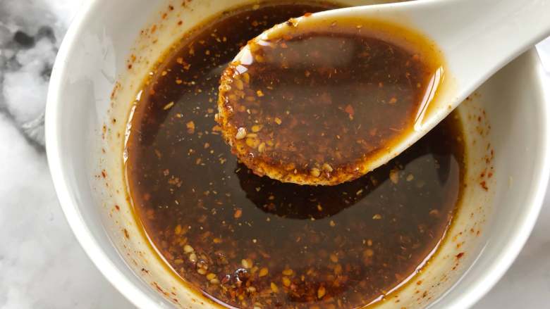 麻辣鲜香的口水鸡,将碗上方放一个过滤网，倒入热油，这样红油就做好啦！