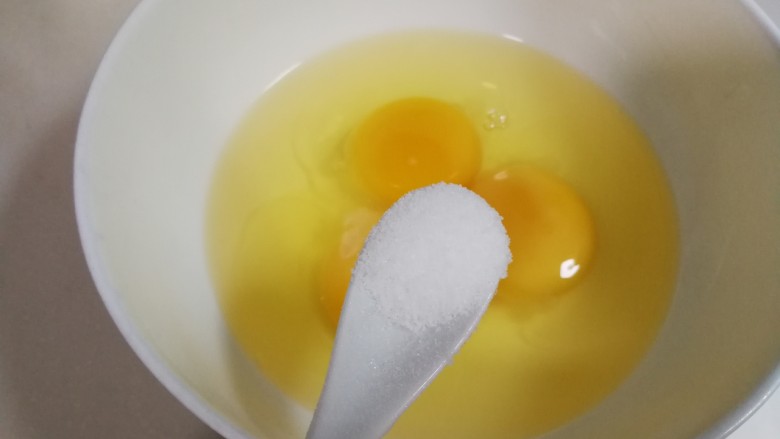 葱香西葫芦鸡蛋,鸡蛋打入碗中放入少许盐