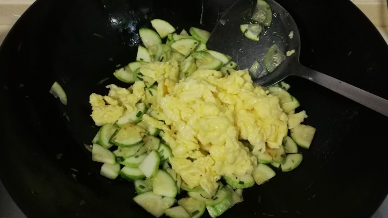 葱香西葫芦鸡蛋,放入炒熟的鸡蛋