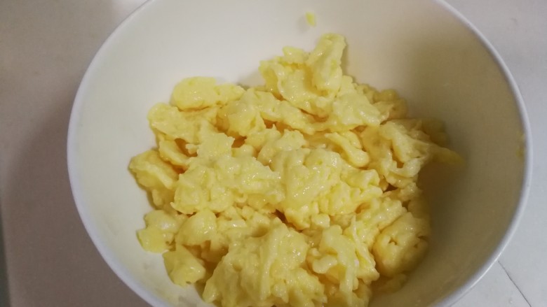 葱香西葫芦鸡蛋,盛入碗中备用