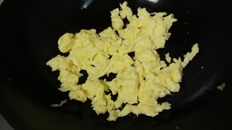 葱香西葫芦鸡蛋,用筷子划熟，划散