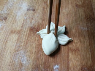 小白金鱼馒头,用筷子在中间夹紧