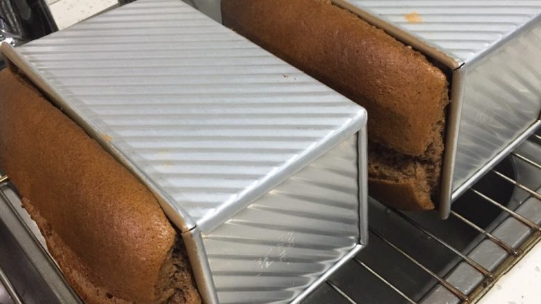 面包蛋糕混合包,烤完立即侧扣在网格上冷却。