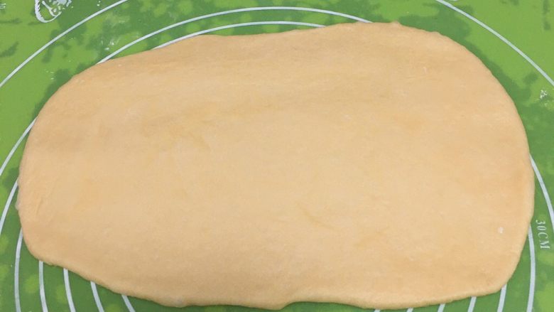 面包蛋糕混合包,将面团擀成长方形。