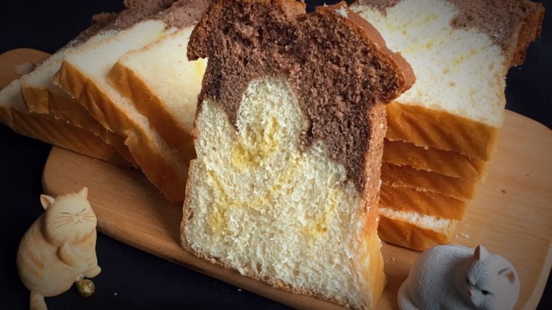 面包蛋糕混合包,切开看看颜色漂亮，口感细腻柔软。