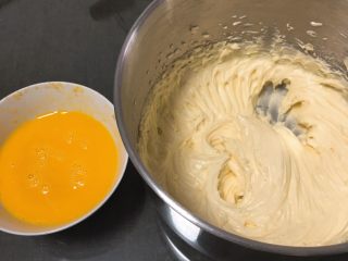 纽约芝士蛋糕,继续用打蛋器低速搅拌至顺滑，鸡蛋打散分三次加入，每加一次搅拌均匀后再加。