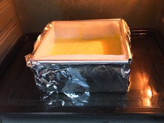 纽约芝士蛋糕,模具底部包二层锡纸，防止水流入，烤箱预热，烤盘里注水，预热10分钟，烤箱175度，烤制70分钟。
