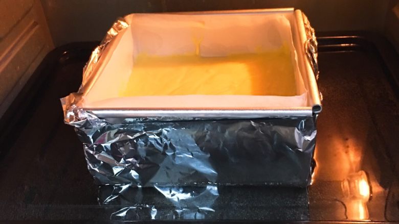 纽约芝士蛋糕,模具底部包二层锡纸，防止水流入，烤箱预热，烤盘里注水，预热10分钟，烤箱175度，烤制70分钟。