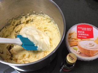 纽约芝士蛋糕,用打蛋器低速搅拌至细砂糖完全融化，再放入酸奶油和香草精。