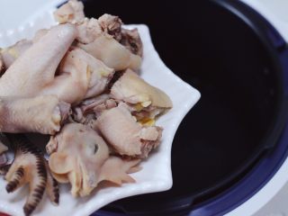 板栗炖土鸡汤,电压力锅中倒入适量的清水，把焯过水的鸡块放入锅中。