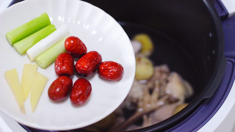 板栗炖土鸡汤,放入浸泡好的红枣，加入切段的葱和姜片。
