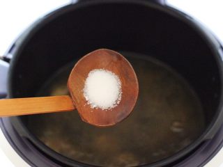 板栗炖土鸡汤,20分钟后，板栗炖土鸡汤炖好了，放入适量的盐调味。