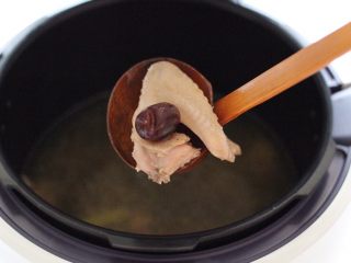 板栗炖土鸡汤,完美结合，营养丰富又汤味鲜美无比。