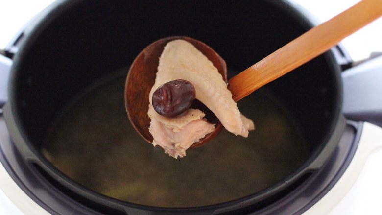板栗炖土鸡汤,完美结合，营养丰富又汤味鲜美无比。
