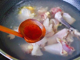 板栗炖土鸡汤,锅中倒入适量的清水，把鸡块放入锅中，倒入5克料酒，大火烧开后，煮1分钟左右即可关火，捞出洗净后沥干水分。