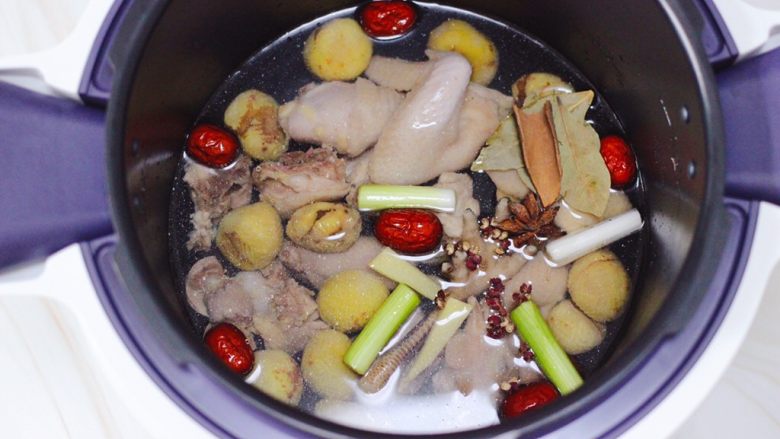 板栗炖土鸡汤,所有的食材都放入后。
