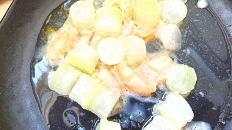 虾仁冬瓜汤菜,把挖出的冬瓜和剩的虾仁都蒸一下