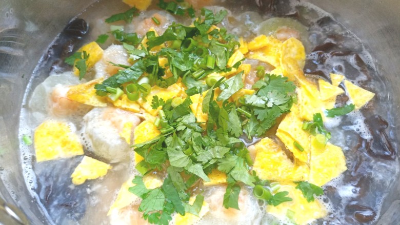 虾仁冬瓜汤菜,下入煎好的蛋皮，香葱，香菜搅拌均匀出锅