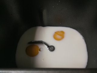 葡萄杏干面包,打入两只鸡蛋