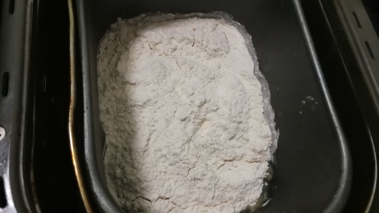 葡萄杏干面包,将面包机桶放入面包机中，启动面包机甜面包程序，选择重量750克，烧色浅，按开关面包机开始工作