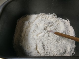 葡萄杏干面包,将发酵粉埋在面粉中