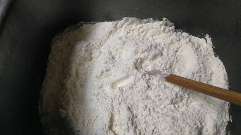 葡萄杏干面包,将发酵粉埋在面粉中