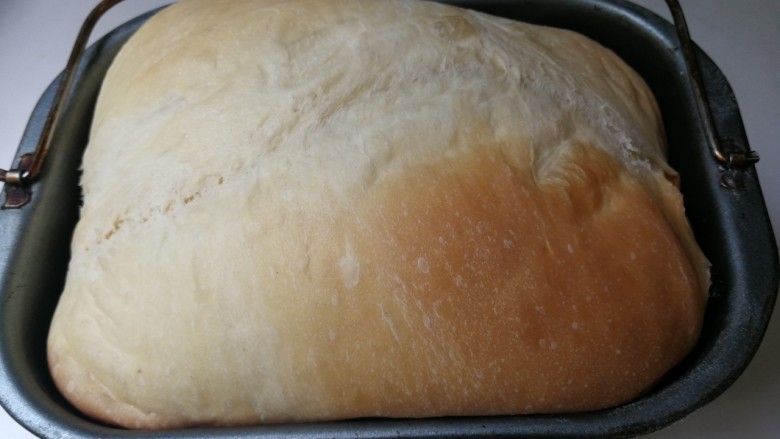 野杏肉面包,时间到了，面包好了，如果感觉颜色太浅，可以选择自定义烘烤五分钟左右，时间不能太长，上色重，表皮硬